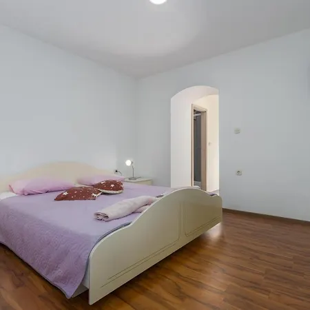 Laureta Apartment *